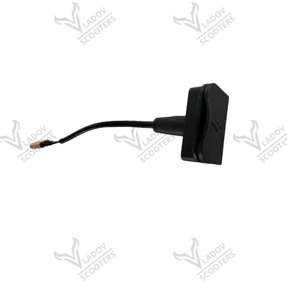 Зарядно гнездо с черен гумен капак и изведен кабел за Kukirin G2 Max