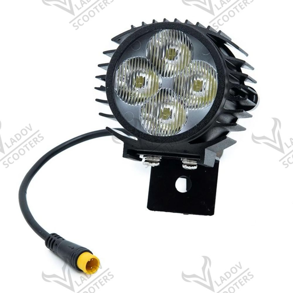 Преден LED фар за Kukirin G2 Master – кръгъл алуминиев корпус с четири диода, скоба и водоустойчив конектор