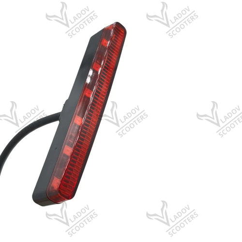 Задна LED стоп светлина за Kukirin M4 Max – черен корпус с червен разсейвател и изведен кабел