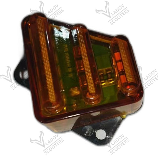 Преден десен габарит за Kukirin M4 Max – кехлибарен разсейвател с три LED ленти и черна метална конзола