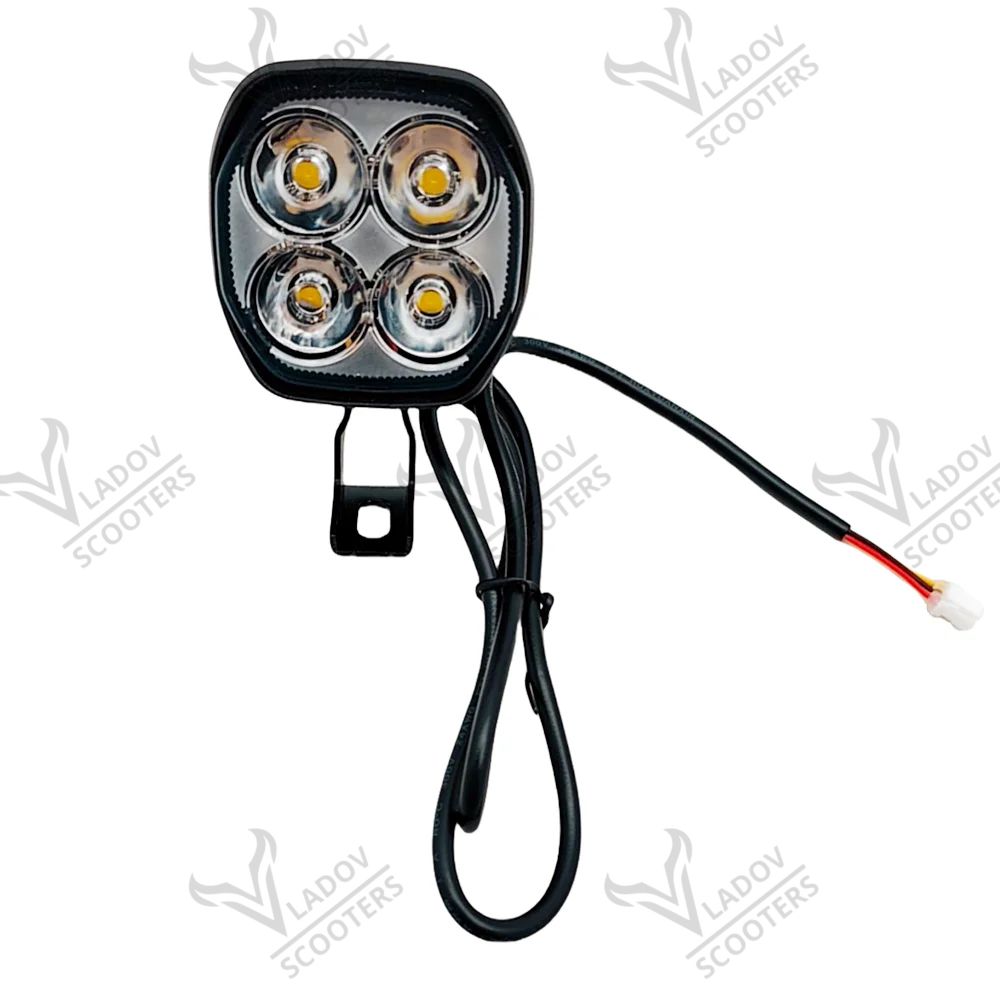 Преден LED фар за Kukirin M4 Max – черен корпус с четири диода, метална скоба и кабел с бял конектор