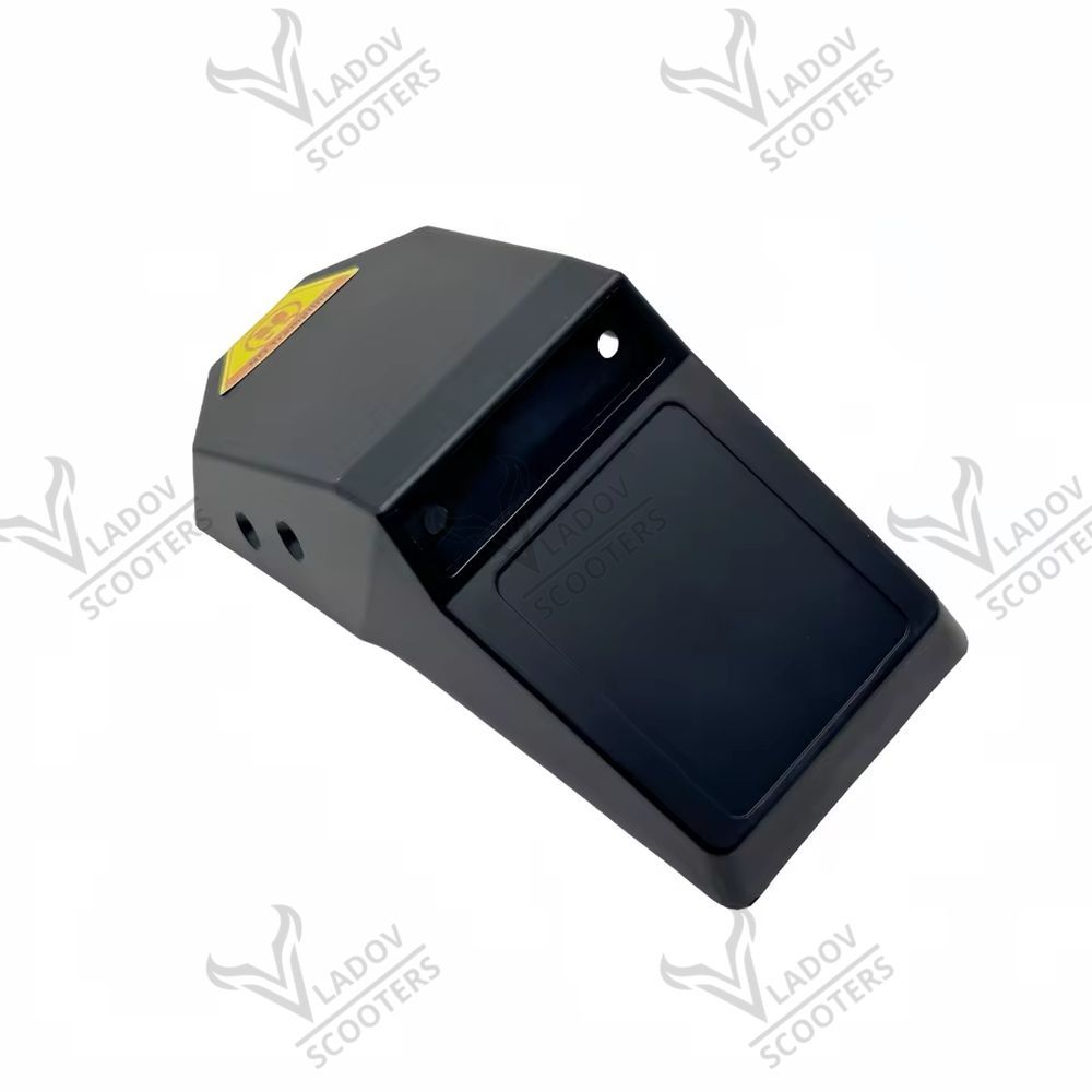 Заден калник за Kukirin M4 Max – черна пластмаса с вдлъбната площадка за задната светлина и два отвора за кабела